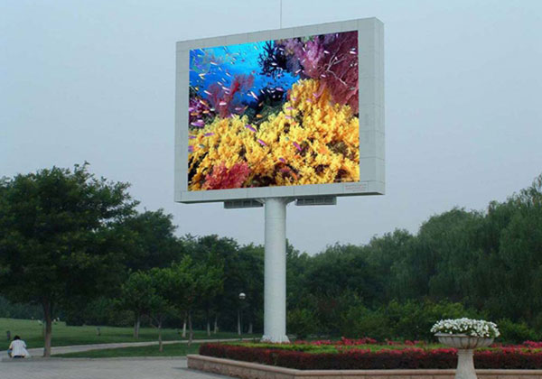 咸寧立柱廣告雙面與三面形式，究竟誰(shuí)更勝一籌？